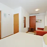 Gostinjska kuća & Petra 3*
