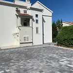Gostinjska kuća & Petra 3*