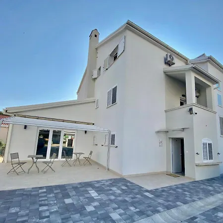 & Petra Πανσιόν