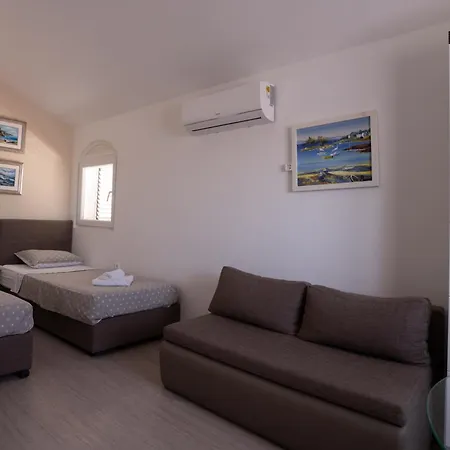 & Petra Πανσιόν