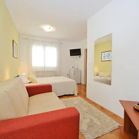 & Petra Πανσιόν Diklo