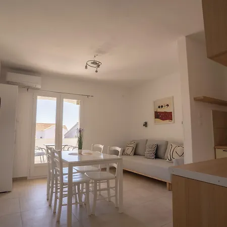 & Petra Πανσιόν Diklo